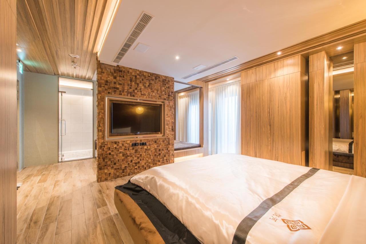 Voga Motel Taichung Extérieur photo