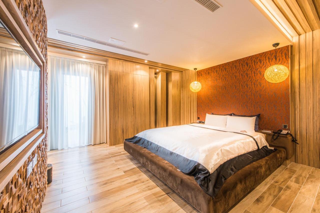 Voga Motel Taichung Extérieur photo
