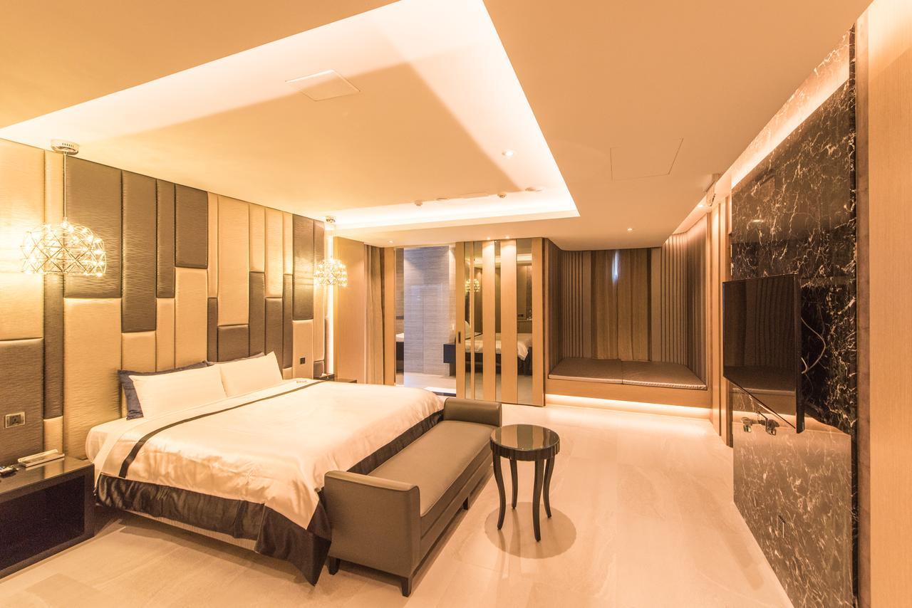 Voga Motel Taichung Extérieur photo