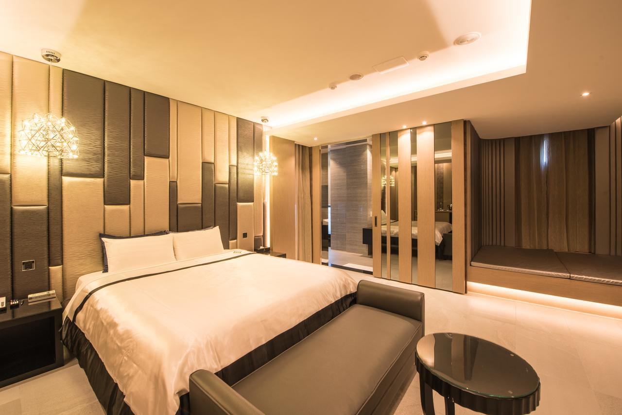 Voga Motel Taichung Extérieur photo