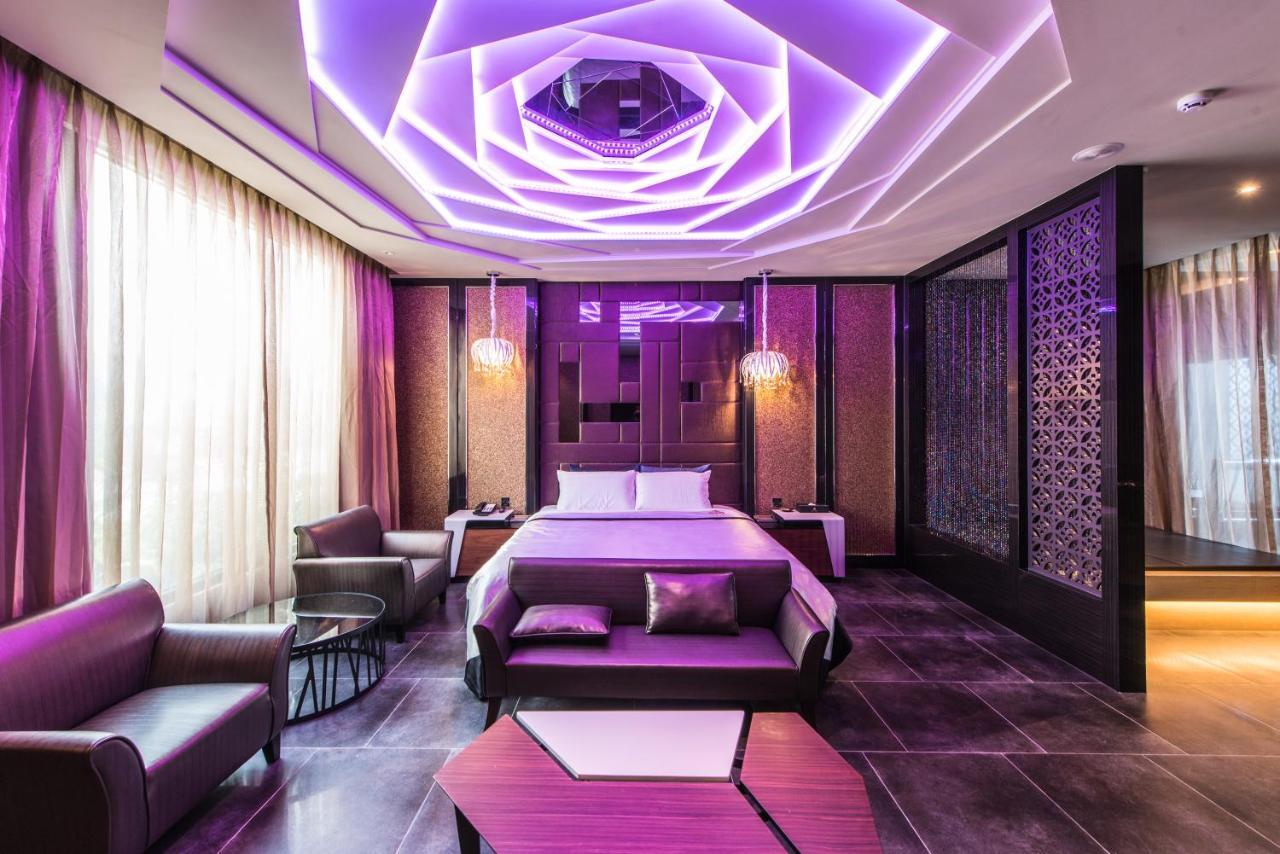 Voga Motel Taichung Extérieur photo